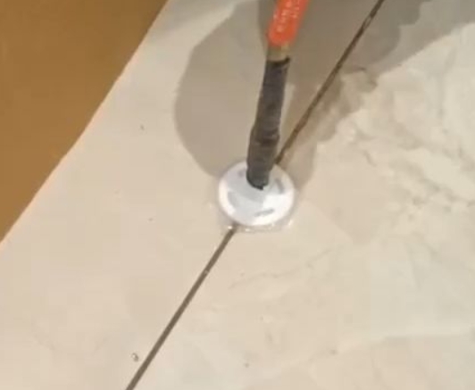 东宝瓷砖空鼓维修公司专业解答瓷砖在铺贴过程中，如果没有涂抹均匀到位的粘结材料（如水泥砂浆或瓷砖胶），可能会导致以下问题