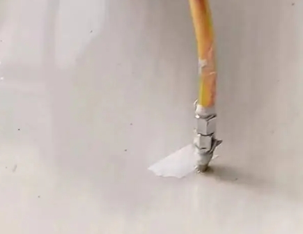 东宝瓷砖空鼓维修公司专业解答在瓷砖铺贴过程中，如果使用的砂料过粗（如全部使用了粗砂），可能会导致以下问题