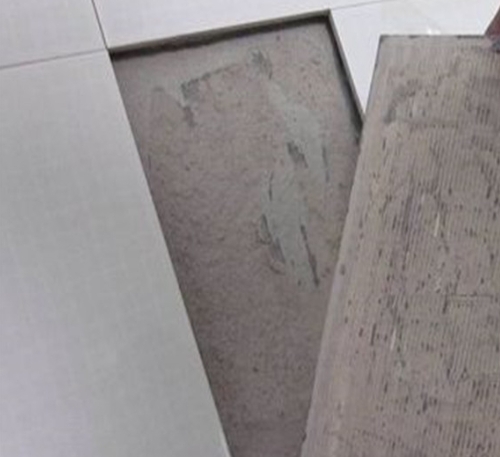 东宝瓷砖空鼓维修公司分享瓷砖铺贴时如果打浆（即涂抹在瓷砖背面和基层上的砂浆或瓷砖胶）过少，会带来以下问题